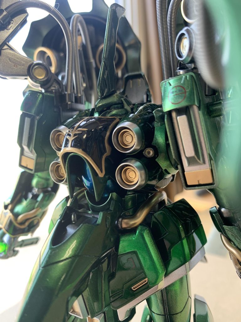 目つきが悪いのが好きなのでパテで額を延長してみました。覗くとモノアイがきらりと光ってます。ぱっと見はほぼ見えません(泣)