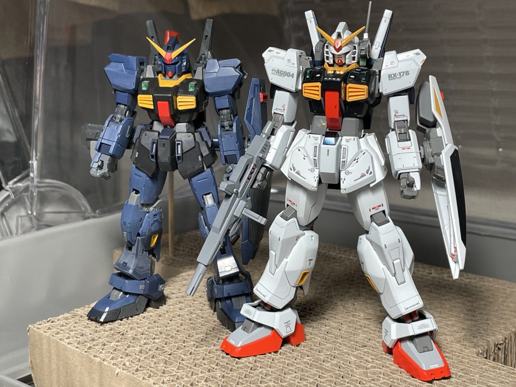 息子が昔作ってスクラップになってたRGのMarkIIと共にΣp📷ω・´)パチリ並べてみると、かなり違う解釈をしているものだなと実感RGの MarkIIもカッコイイので、いつかキチンと作ってあげたいですまた並べて撮影したい さて、今回も最後までご覧いただきありがとうございます♪MarkIIは、Zシリーズの中でも人気のMSだと思いますが、ガンプラではどーにもスタイルが良くないものが多いと思ってました。今回のテーマとして取り組んだ、プロポーション変更は、このMarkIIを以下にカッコイイスタイルにできるかというところもあり、最終的に上手くまとまってよかったなぁと思っております。今後はこのMarkIIをスーパーGUNDAMにする予定です。 してててて僕の生活環境も、この春から若干の変更がありまして、今後は昨年よりも、より多くの作品放出とイベントその他による情報収集に邁進していく所存でございます。と言っておきながら、突然の休日出勤を命じられ、苛立ちまくっております。こんなんでイベントとかちゃんと行けるかなぁ今年…心配なってきたなぁ( ; ; )まぁ、どこかでお会いした際には、お気軽にお声掛けくださいm(._.)m