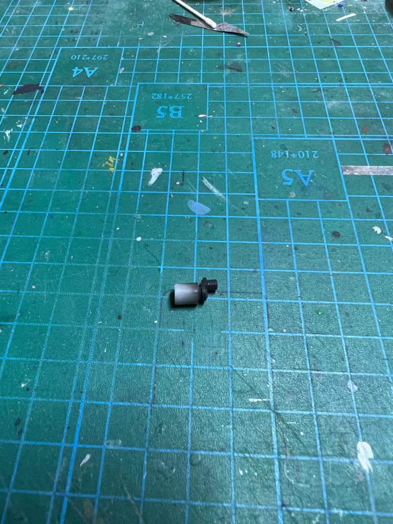 バインダーとバックパックの接続パーツをプラパイプに変更し接着剤にて固定させました