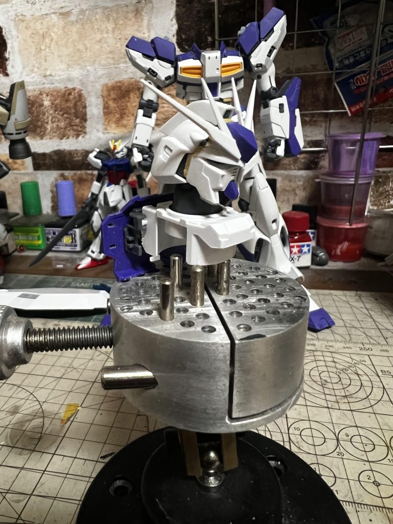 ヘルメットを少し手前に出るようにしてマスクが少し奥になるようにしました。立体感が増すように意識しました