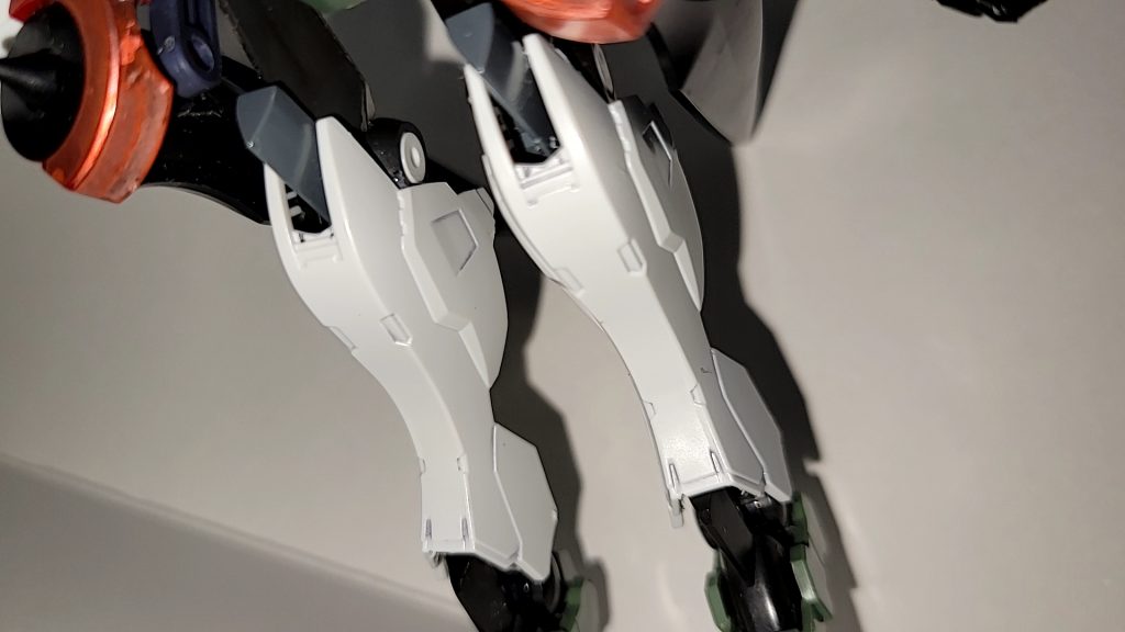 バエルの脛パーツを上から接着