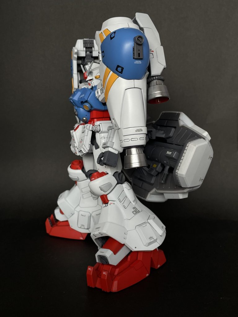 左側面シールドを持たせた姿もカッコイイのですが、どちらかというと、素立ちが好きなPROPEなので、シールドは腰部後方に懸架する機構にして、素立ちでもシールドの存在感を損なわないようにしました