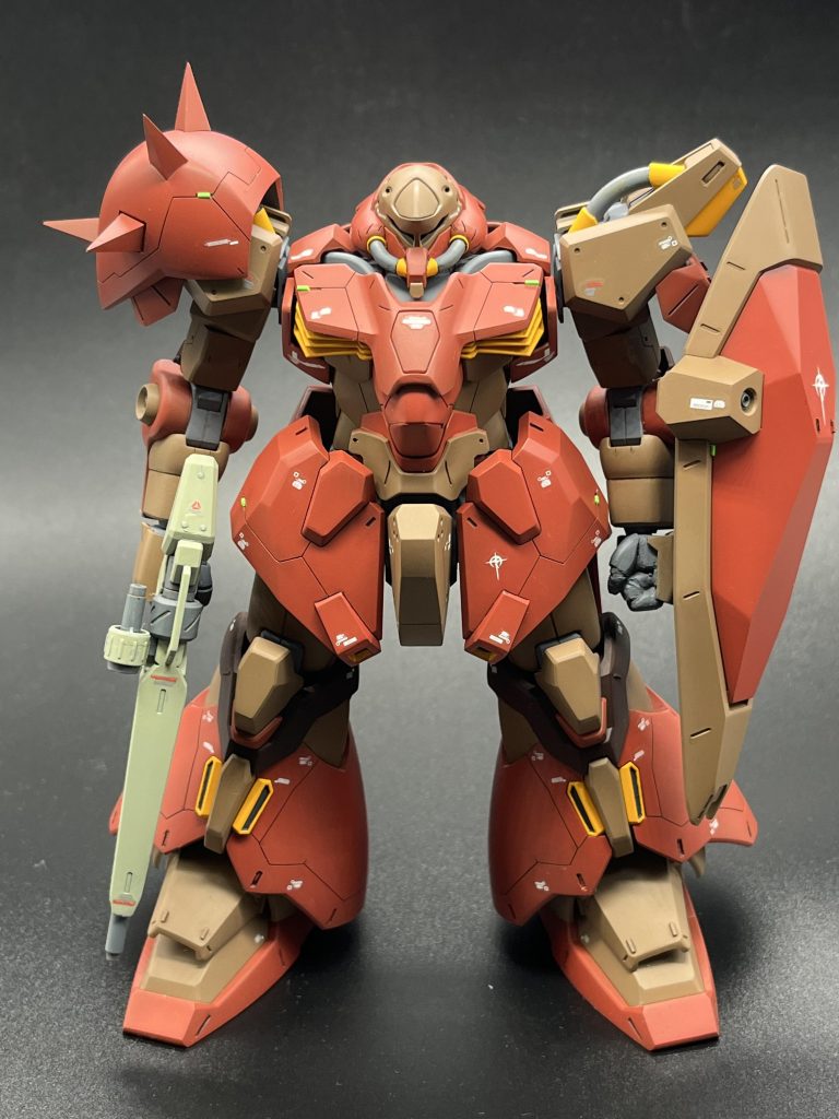 改修は、足首のボールジョイントの受け側にプラ板を2ミリ詰めて可動範囲を確保&ちょい足長。シールドの接続位置を10ミリほど下にして、接続軸を削りまくってボールジョイントに変更して細かい向きの調整ができるようにしました。