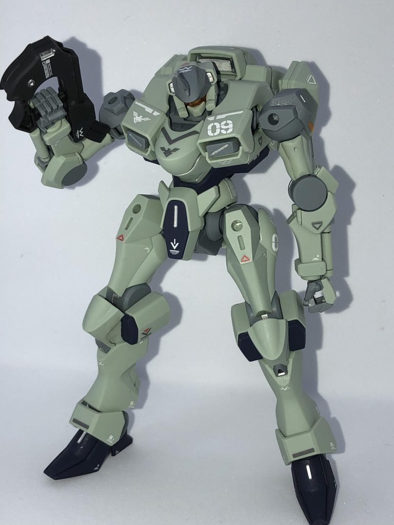 まずはザウォートをいつも通り正面から。 ザウォートは広い面が多くてスジボリありの方が映えそうですね。MGサイズのデカールを貼ってもカッコ良さそう。 合わせ目もほぼなく、水星キットはやはり組み立てやすいです。ただスミイレする場所も少ないので素のままだと少し寂しい感じもしますが。