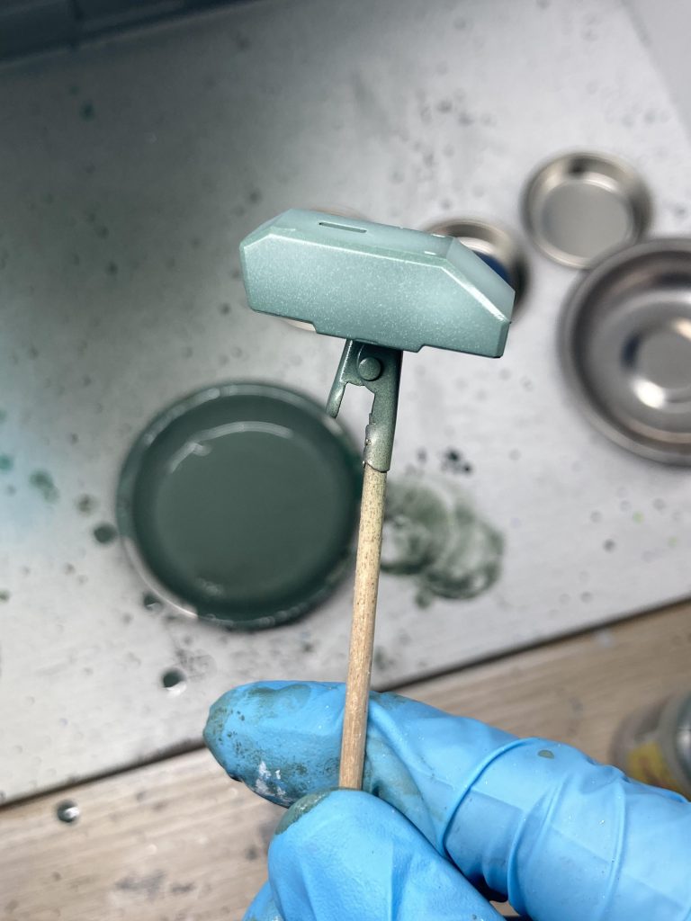 下地の中心部分にEXホワイトでグラデーションを入れます。