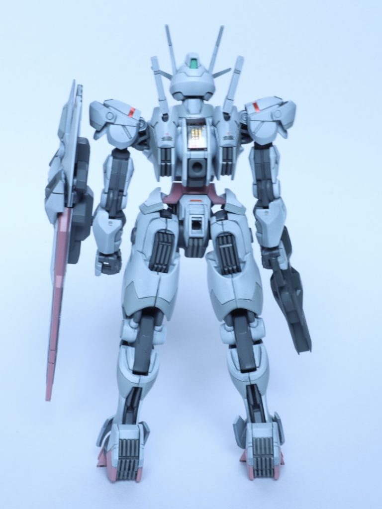 関節とスラスターで異なるグレーを使用したのですが色味が似てしまいました。