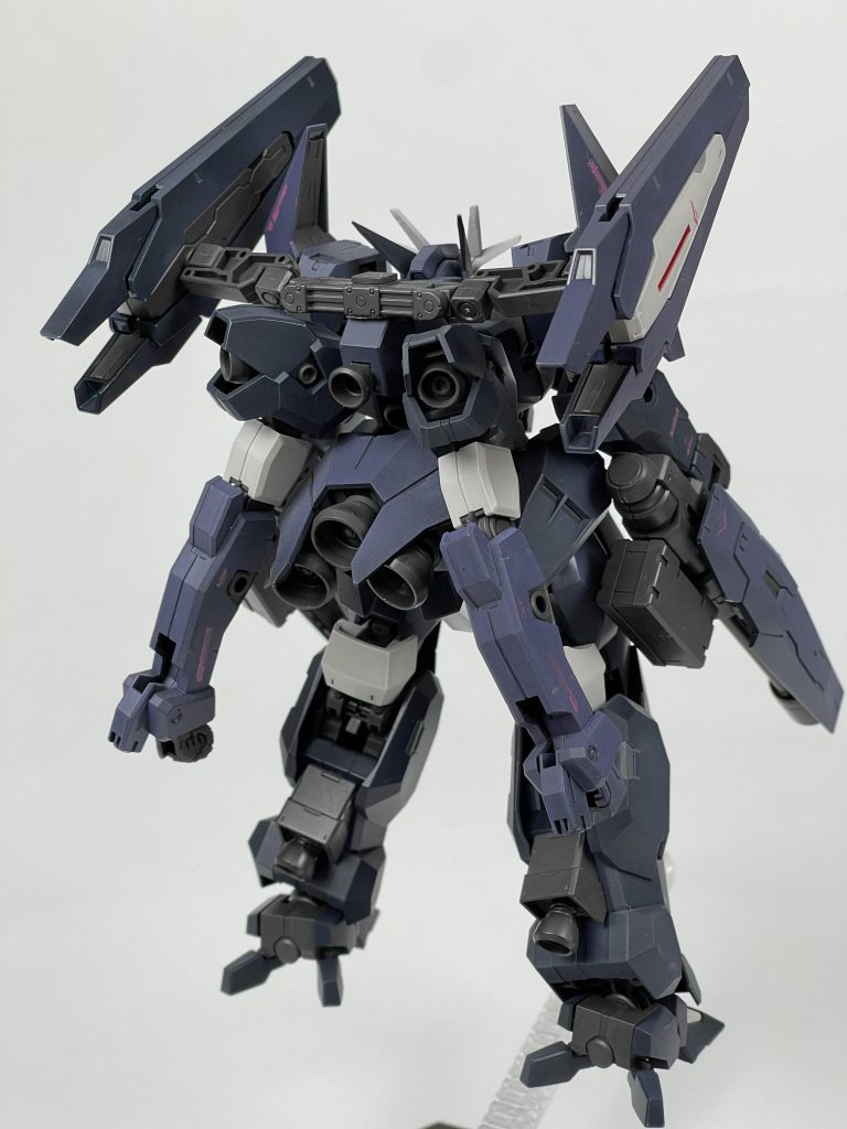 背面。左右のフェーズドアレイキャノン接続口はボールジョイント化して、同じく間接をボールジョイントに置換した副腕を接続。ウル肩のブースターがちょうどバックパック的な位置に来るので色々丁度良いですね真ん中のユニットはフェーズドアレイキャノン接続アームをつなぐためにそのまま生かしてますが、埋もれちゃってますね…追加でジャンクパーツでブースターユニットを箱組みしてます（背面中央）