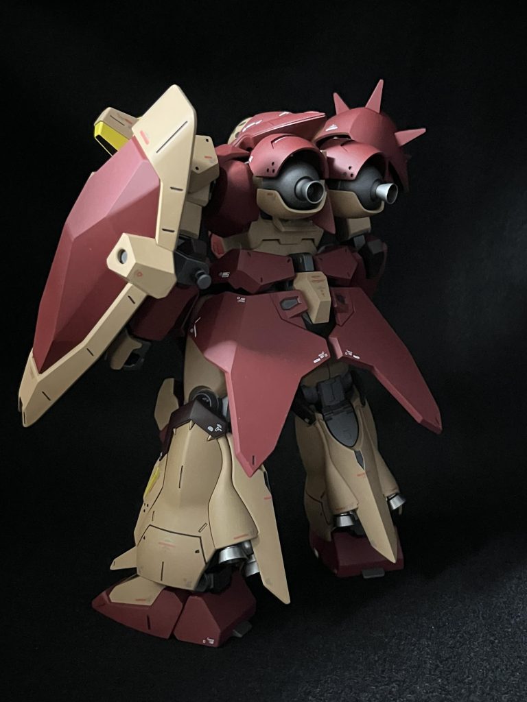 背面②背部ロケットブースターや、腰部スタビライザーの可動も楽しい。