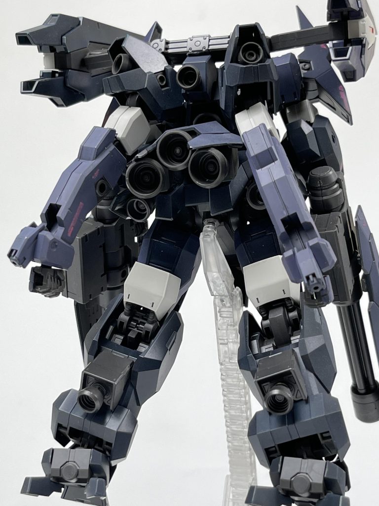 ウルのサイドスカートなんかも合わせたこのスラスター群が見えるアングル気に入ってますリアスカートはウルの上からソーンのを重ねてます。二機分近い重量を走らせるにはこれくらいないと足りますまい脚部はカクカクしてるパーツ同士、ビルダーズパーツMSバーニアを使用。元からそこにあったかのように馴染みますw