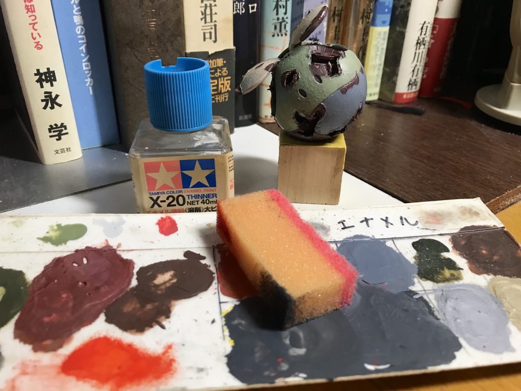 　ハルレッドを塗ったところにジャーマングレー→オレンジの順にスポンジでまばらに塗料を乗せます。急に錆っぽくなります。