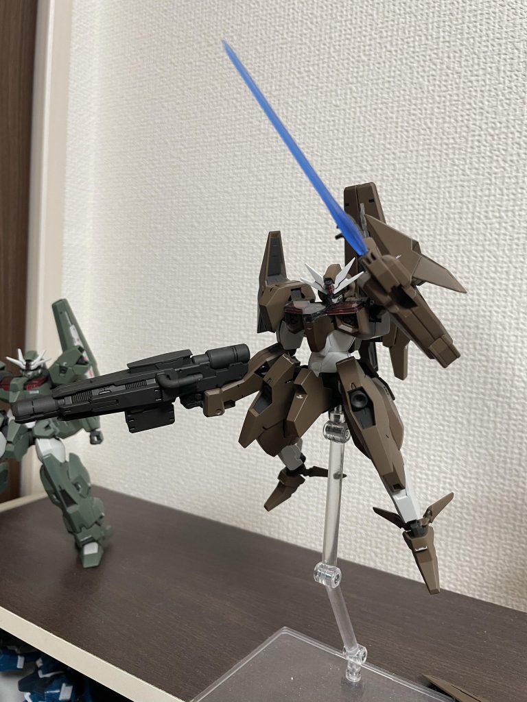 カラーはタミヤの缶スプレーのダークアースをチョイス、色味は塗った時はアニメ版っぽいなと思いましたが完走したら暗めな茶色になってました…ですがめちゃくちゃ個人的に良い意味で誤算的なカッコ良いカラーになりました…w