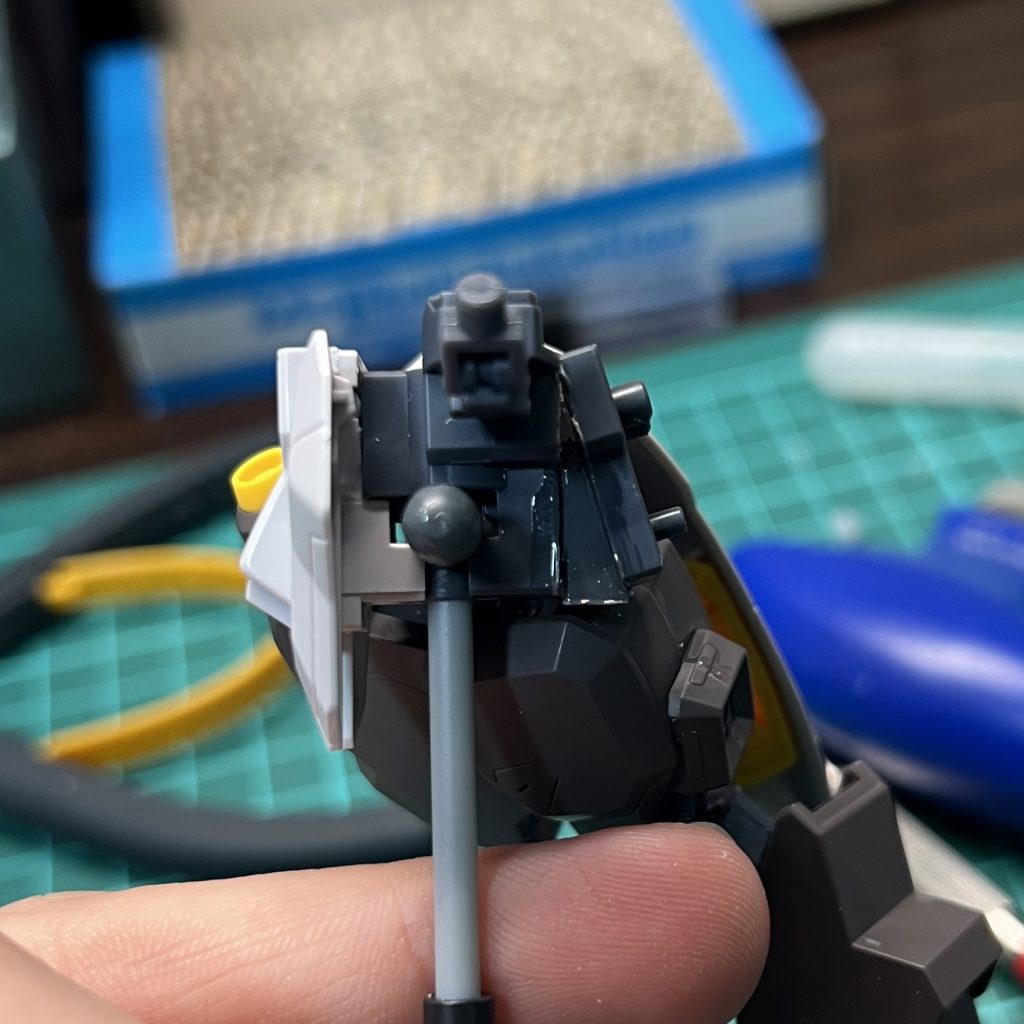 リアスカート接続を斜めに変更することにします適当なプラの塊を斜めに削ってぶった切ったパーツの間にねじ込んでタミヤセメントで固定します、あとでエポパテで埋めます。