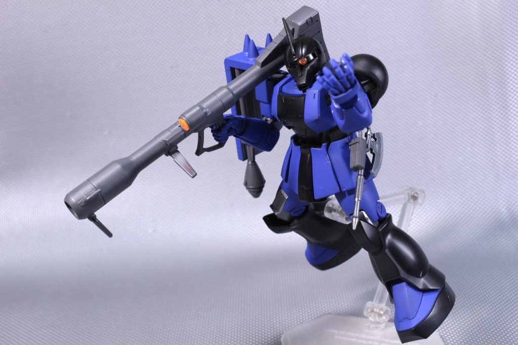 HGUCザクⅠ、発売当時以来久々に作りましたがやはり当時としてはかなり出来が良いキットですね。特に上半身の可動が優秀なのでバズーカやマシンガンを両手で構えさせるのが余裕でした。