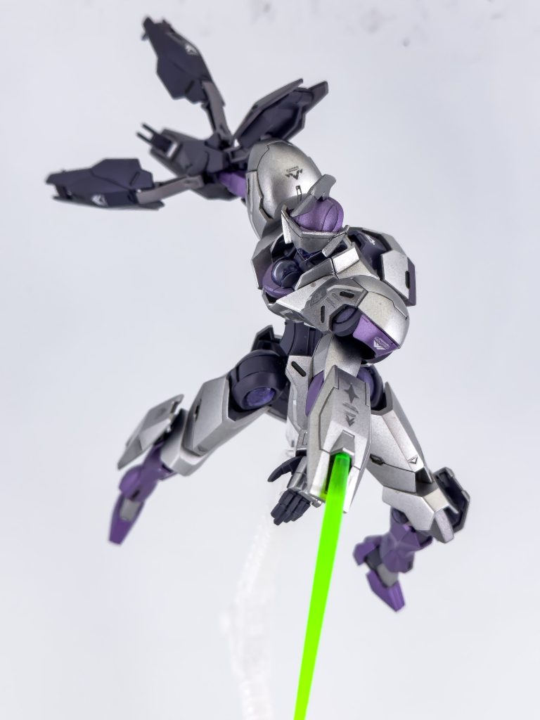 ビームサーベル。旧型の形状で短いですが撮影はしやすいです笑機体サイズが大きいので逆にちょうどいいかもですね。ビームサーベルは400番でパーティングラインを削ってから軽く800番で磨くとつやが消えてボウッって感じになるので最近の自分の中で流行ってます。簡単でおすすめ。また、キットだと右手で武器を持つことがないのに武器持ち手しか付属してないので最近発売した30MMの汎用ハンドパーツ握り手と平手を使用しています。