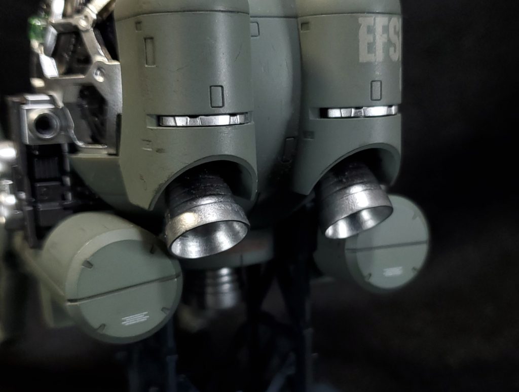 大型バーニアはガンダムマーカーメッキシルバーで塗装しました。