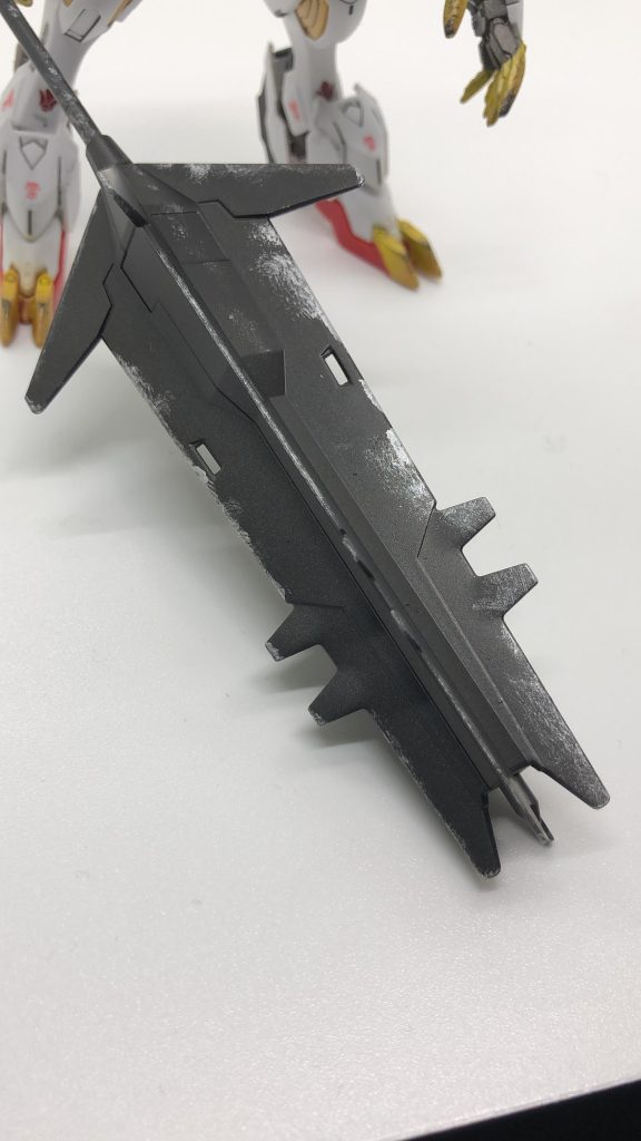 メイスは使用感を出すためにチッピングを。