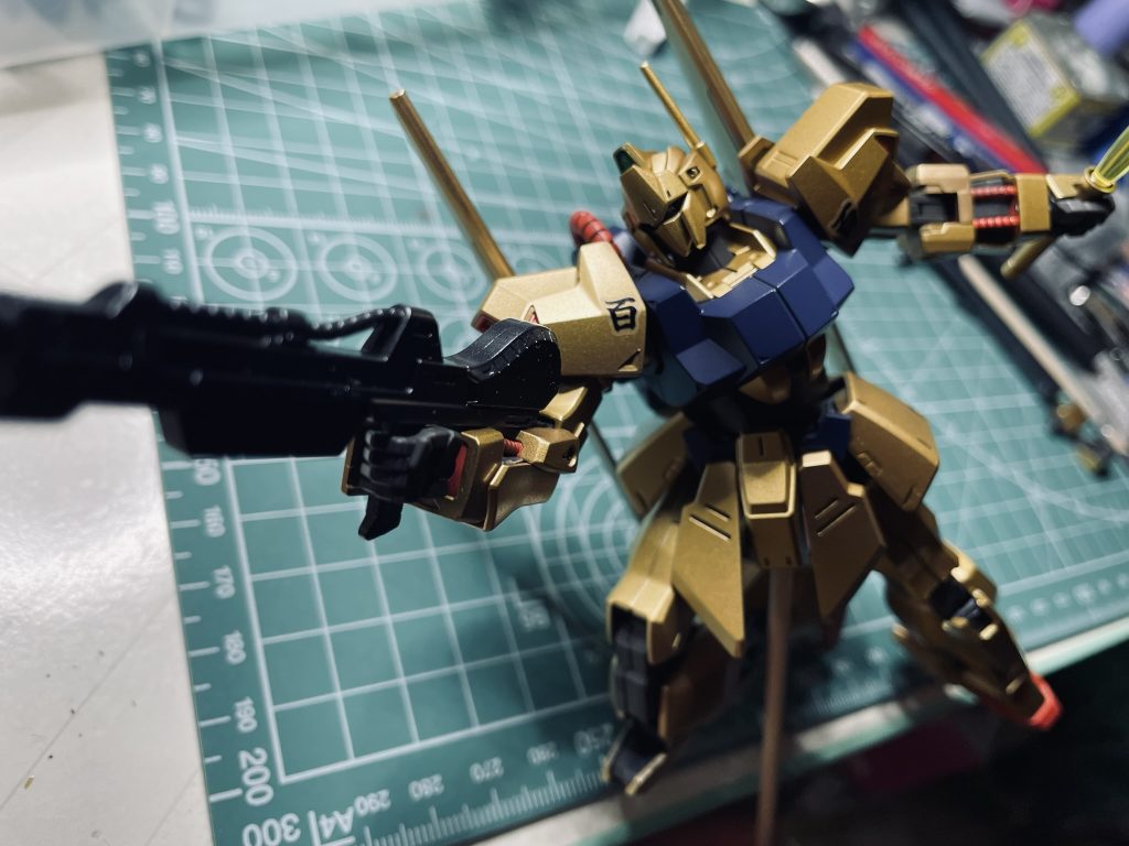 ビームライフルを撃ちながらサーベルで斬り掛かるシーンぽいのをイメージしてポージングしてみました!光の当たり加減でも色合いが少し違って見えるのでそれを考慮してます!