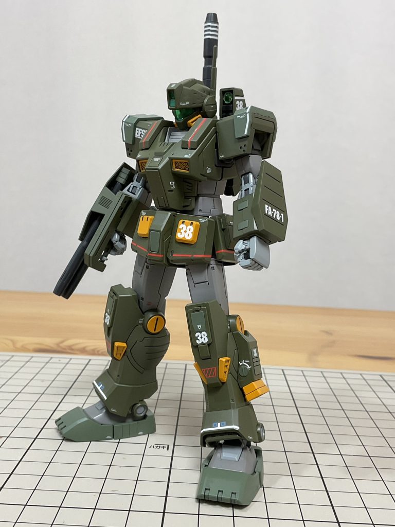 元のカラーが明るいと思い、今回はガンダムストームブリンガーF.A. （フェイタル・アッシュ）をイメージしたものにしてみましたので、ジム・スナイパーⅡの頭部を使って、ジム・タービュレンスっぽいものも作ってみました。思いの外、違和感が無く、これはこれでアリだな…。