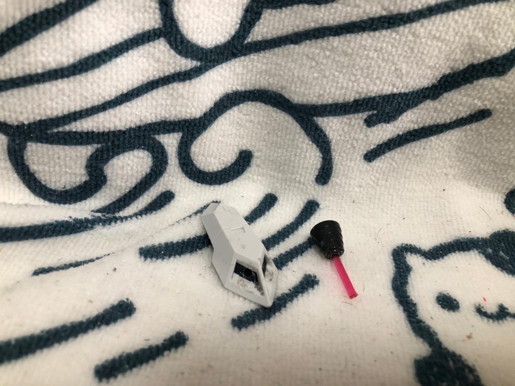 太ももからユーラヴェンのスラスターにバーニァがなかったので、市販のバーニァとの接着を試みたが上手くいかず。ビームサーベルの刃の残り部を使い接着。