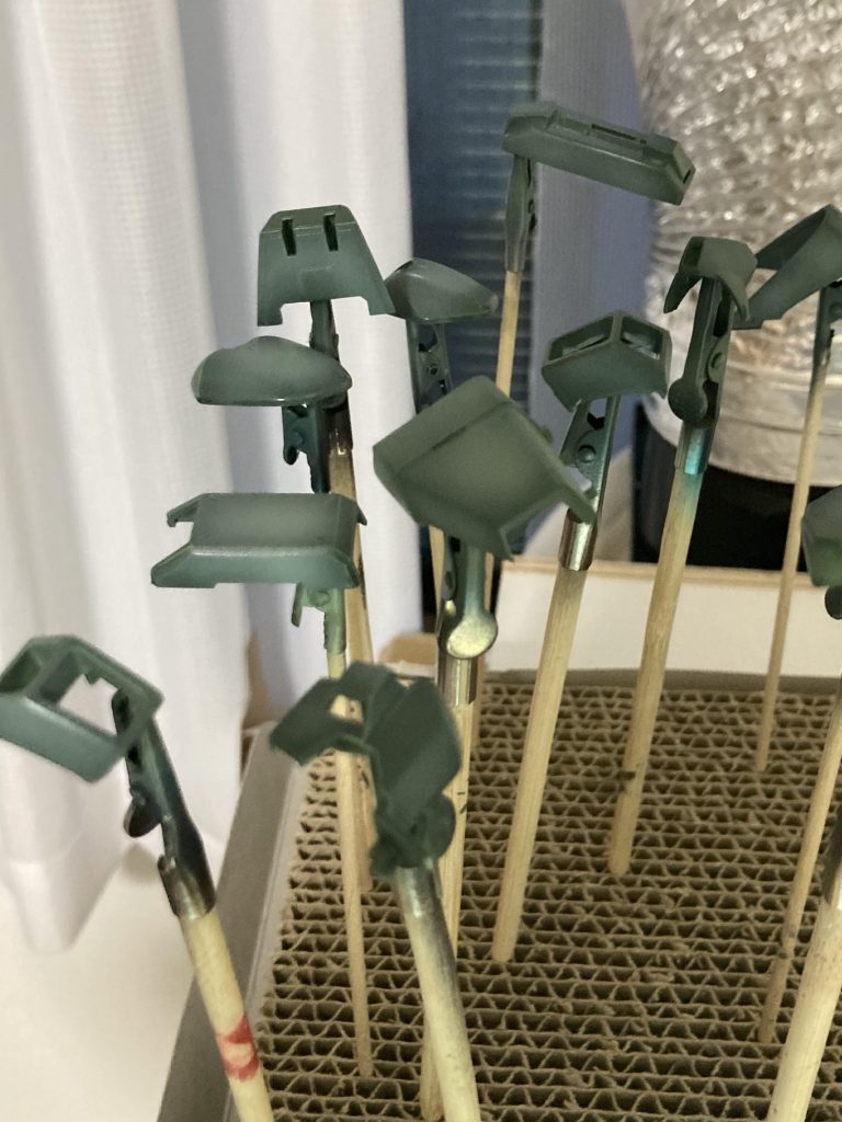 クレオスのモリーグリーンにグレーバイオレットを混ぜた塗料で下地塗装。