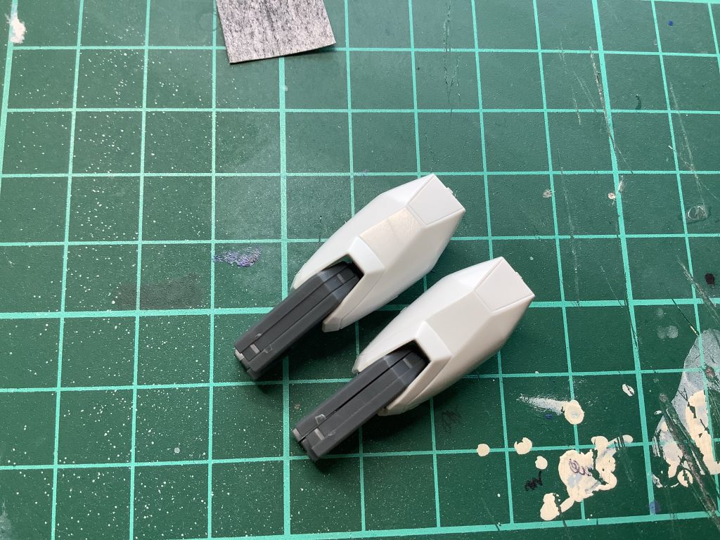 太腿のスジボリ。まともな道具がないので、ガイドテープを基準にデザインナイフやまち針、紙やすりを使ってスジボリしました。(ものすごく時間がかかり大変でした😂)