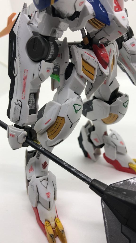 サイドスカートには蛍光色のランナーを仕込んでオリジナル感を。