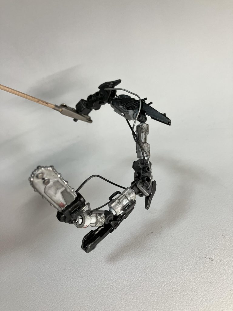 先っぽのチェーンソーで攻撃する感じです。刃の部分はプラ板にリベットつけまくって作りました。