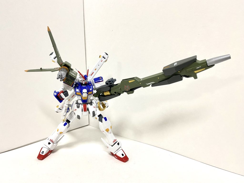 ランチャーストライカー長射程大口径ビーム砲「カグヅチ」と、対艦バルカン砲・マルチミサイルポッド・スタビライザーが一体化した肩部ユニットから成る対艦砲戦仕様兵装。