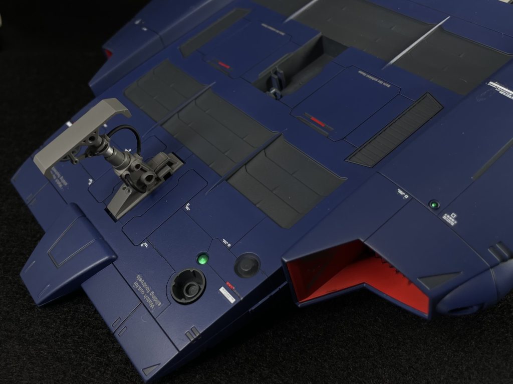 HG ドダイ改制作忘備録、、_φ(･_･◎全体・基本的な形状は よく出来ているキットだと思います。ランディング・ギア等 一部パーツの修正、縁の処理や、基本的な合わせ目処理を施したのち、筋彫りやプラ材によるディテールアップを中心に 作業しました。航空機らしく、ナビゲーションライトをイメージした レンズパーツを適所に配置しています。◎センターパーツ・コックピット部は 一旦くり抜き、透明プラ板で新造。→クリアブラックで塗装。・裏側に バーニアを配置・キットの後部は 何もディテールがない為、プラ材等で それらしく加工◎サイドパーツ・翼は、縁を薄く加工し、更に 角度を付けてます。・合わせ目消し・左右のミサイルの発射口は、プラパイプからスクラッチ→縁は薄く処理しています。◎他・ランディング・ギア 中央は、プラ棒を軸に、ディテールを追加。・ランディング・ギア 左右は、パイプパーツの造形が 酷かったので、一旦 切り落とし、チューブを配置。