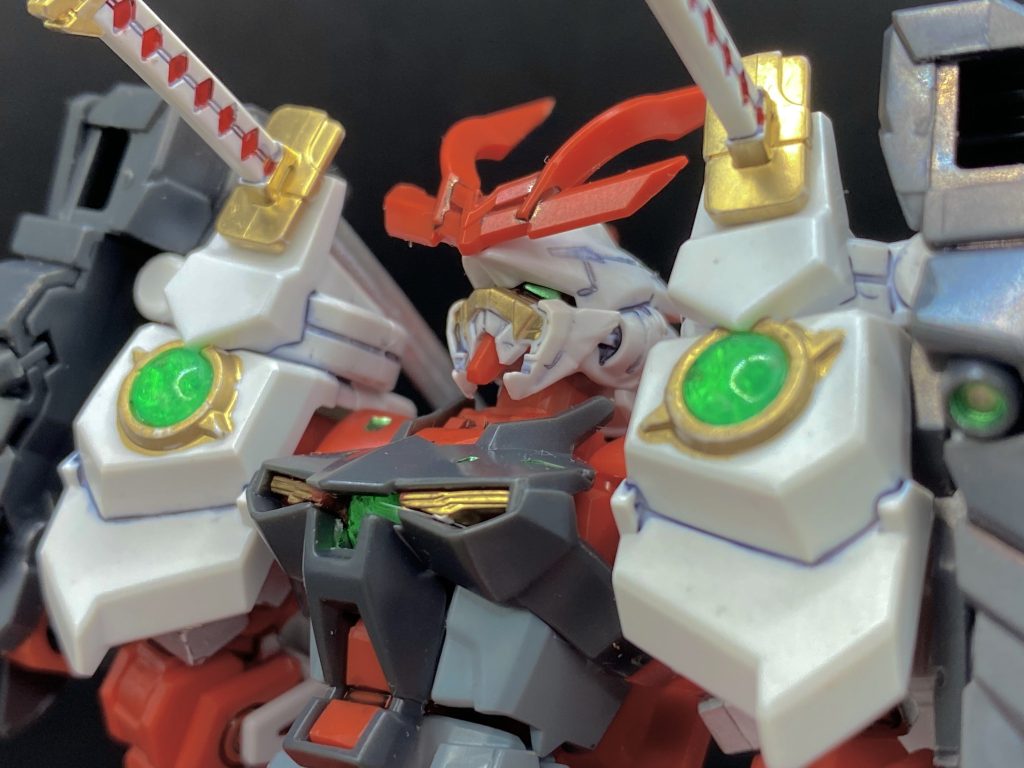 改造箇所はHアイズを取り付けて周りをゴールドに胸の中央も削ってHアイズ仕込みました他にも部分塗装を全体的に施したので結構豪華に感じるようにしました！