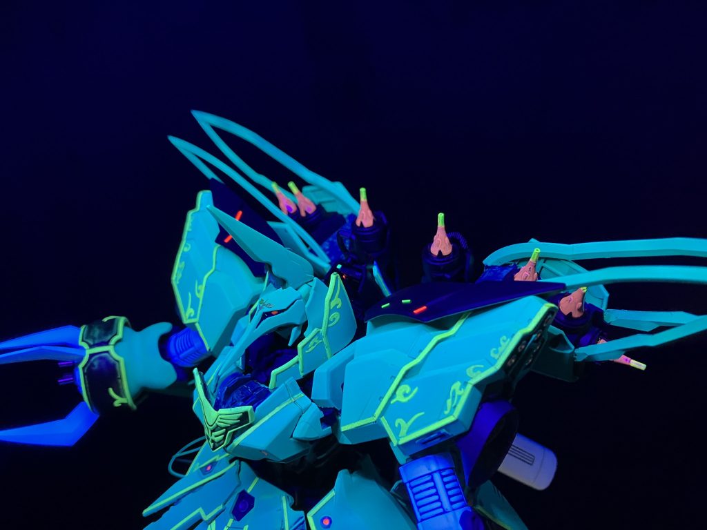 頭部上部のキュベレイマスクに合わせてファンネルもキュベレイ搭載型を8機装備しました。