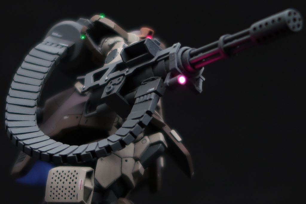 スクラッチしたガトリングキャノン。モーターと砲身以外はプラ製。モーターや電飾の配線は弾帯と弾倉を経由して本体の背中から引き込んでいます。