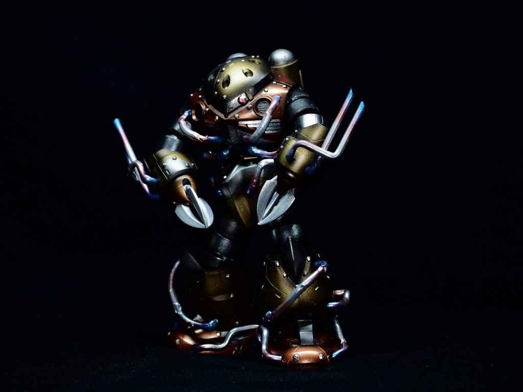 無駄に配管まみれのこの姿は決して前回のGP01が上手く行ったからって調子に乗ってランナーを加工してホイホイとくっつけたわけではない! 馬力を(何馬力とかよくわかんないけど)1万馬力(?)まで引き上げた反動をこの配管を通して冷却し、腕から突き出たマフラーみたいなところから噴出することによって、あの犬夜叉の『散魂鉄爪』よりめっちゃくちゃ強い『オスマン・散魂』が繰り出せるようになったのだ!…笑