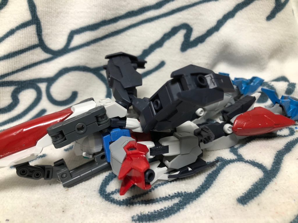 腕のクローは変形すると支えになります(見様見真似で再現)