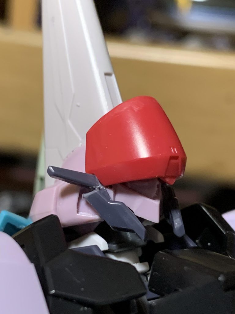 額はグリムゲルデの膝アーマーを加工、角ともみあげをアインのアンテナ加工して取り付け。チンガードを切り離して位置を変更。