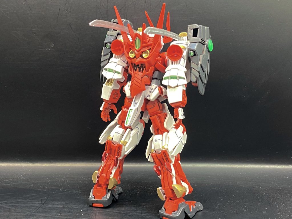 全身を前後からやはりこのシリーズ系統の中でも随分といじられたなと感じる装いですね。まさに頑駄無という武者系でかっこいい。