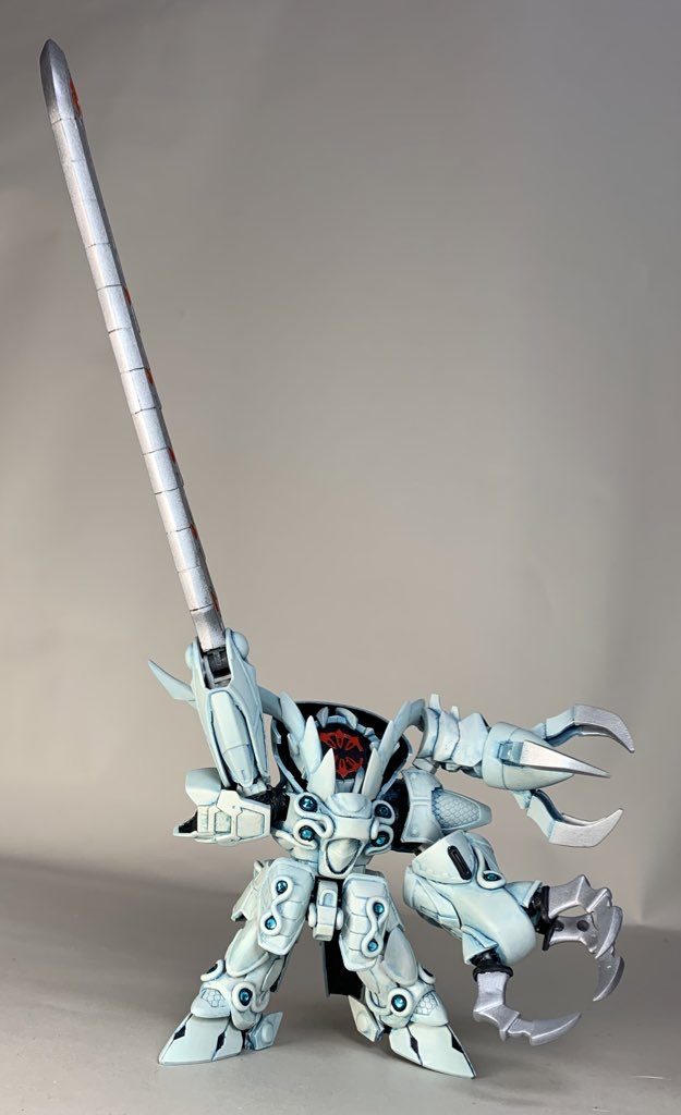 長い剣と左腕の鉤爪で襲いかかる