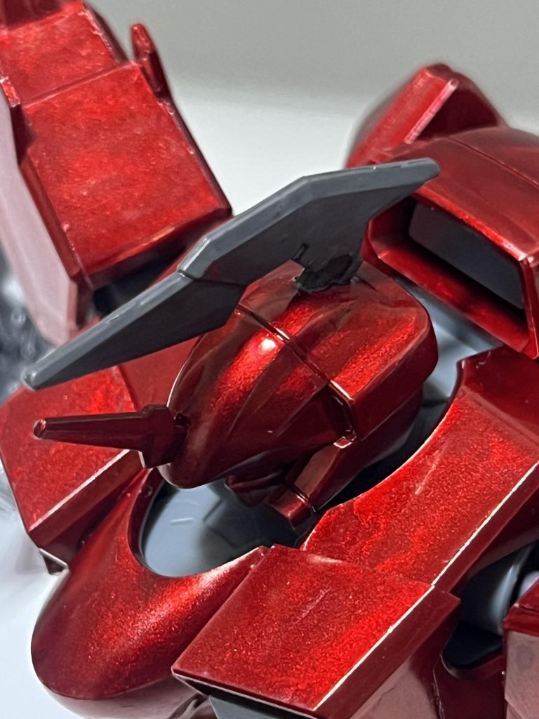 頭部アップ頭部にはミカエリスの角(?)を加工して接着。──ただ、後ろのとんがりが邪魔して頭が上に上がりにくくなるという弊害が……。
