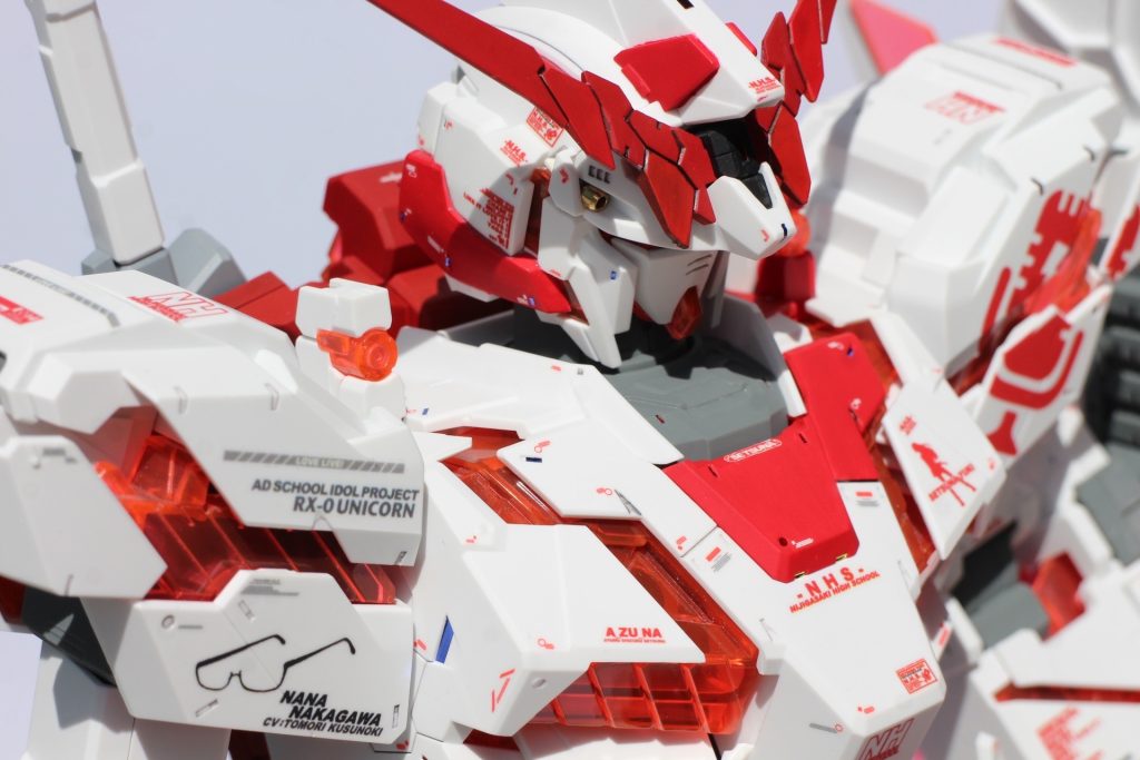 あえてアシンメトリーなカラーリングにして、向かって左側で菜々・右側でせつ菜を表現。