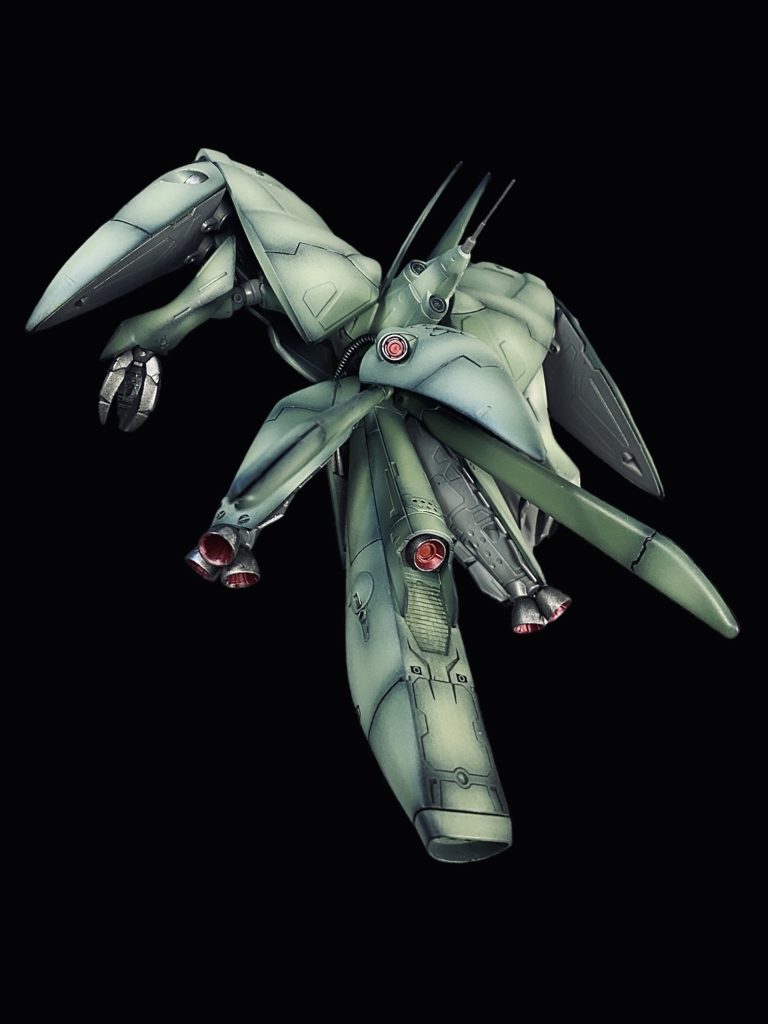 バックショット。背中のアンテナは金属線に交換、モノアイをクリアパーツ化したくらい。