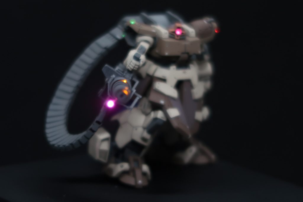 ガトリング発砲するとこんな感じです。回るだけではなく砲口も光ります。