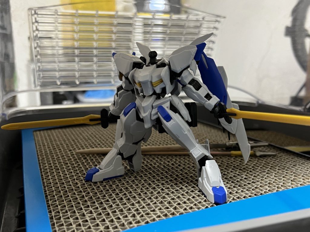 3Dプリンターにて頭部出力中に胴体を短縮化しますウィングパーツもカットして0.5mmプラバンでふたをしました