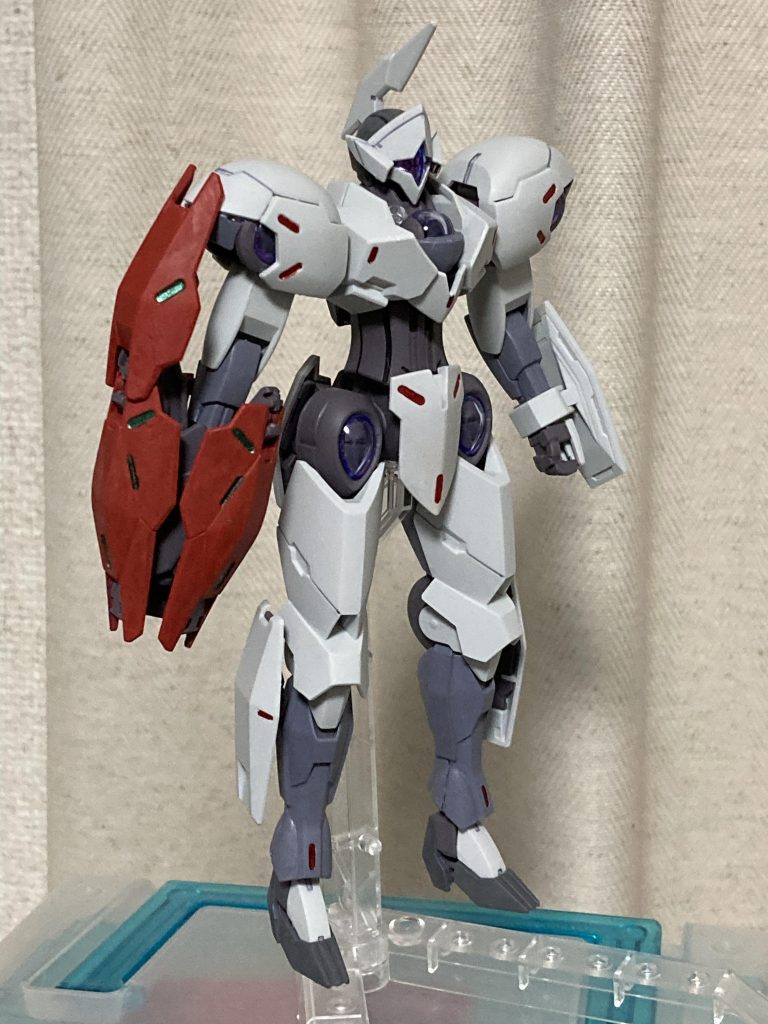 パープル部分はルブリスグレーをエアリアルホワイトで薄めた塗料で塗装あんまり成形色とパッと見差がない…ロービジ目指したんですが…