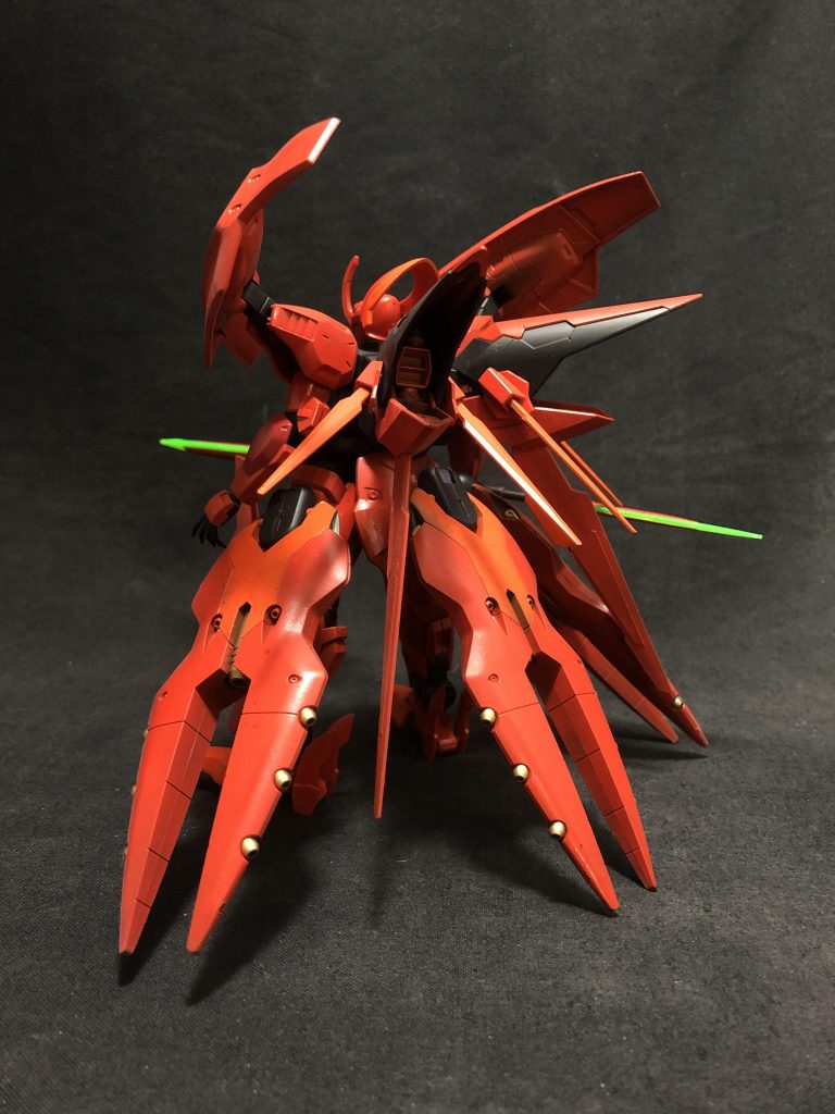 【背面】バックパックとしてエクシアダークマターを付けました。ダリルバルデのバックパックの3mm軸にボールジョイントを付けたら簡単にハマったので助かりました。腰のビットはG-ルシファーより拝借。これはG-ルシファーの軸を切り飛ばして瞬間接着剤で付けました。