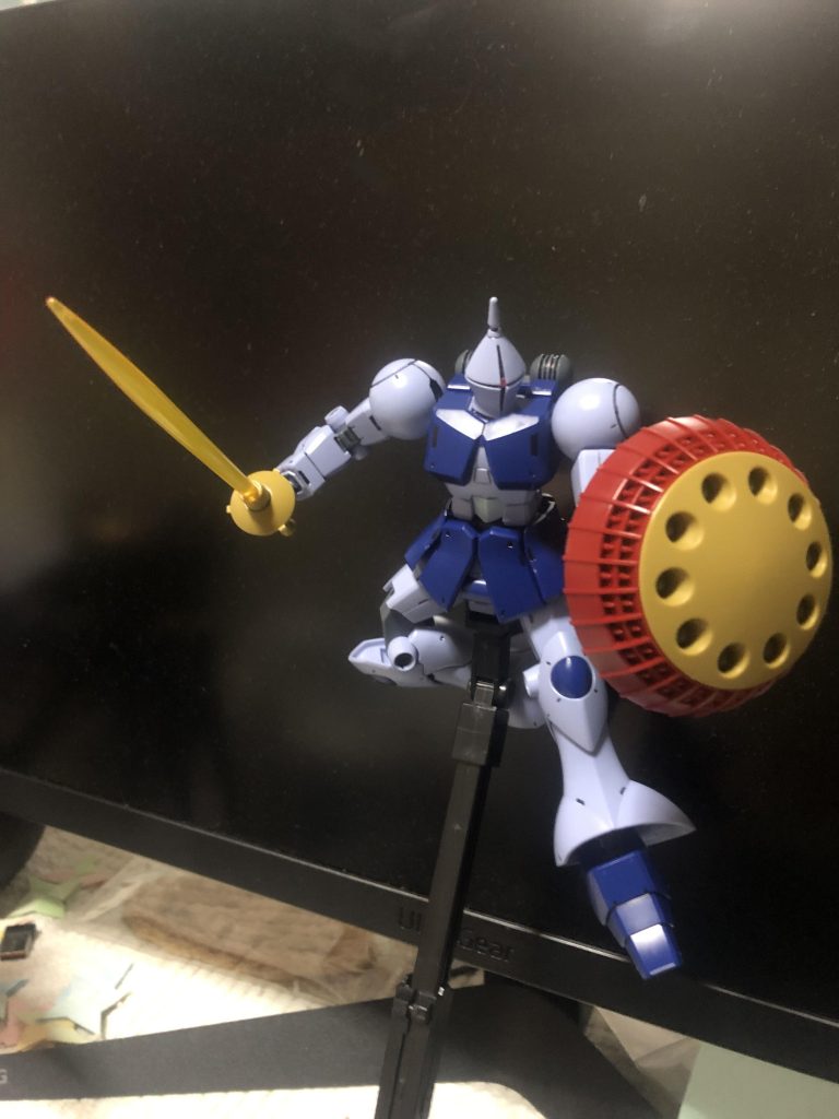 シールドからミサイルを発射するのを意識したポージングも。