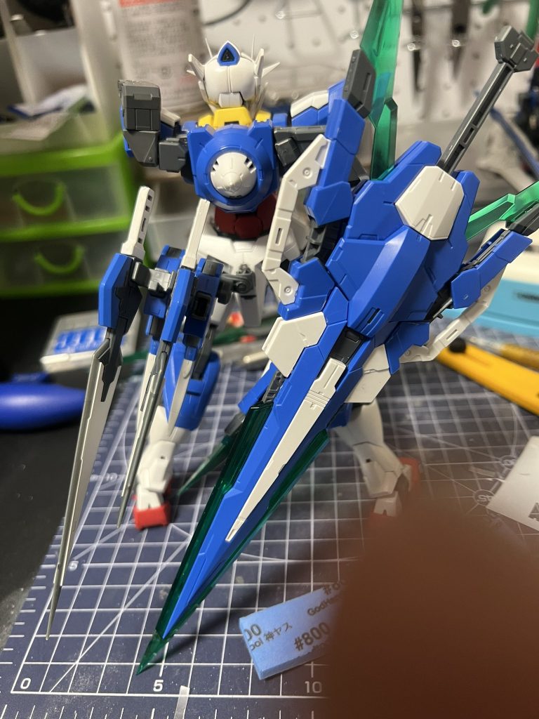 リアスカートにGNサーベル、GNブレイドをマウント