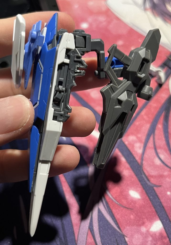 バックパックはこんな感じ。ジャンクパーツでクアンタのシールドをいい感じにマウントできたと思います。こう見えて可動域は腕に干渉しない程度はあります。