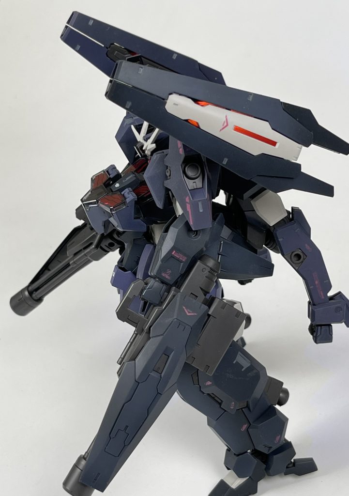 発光部は一応蛍光塗装して発光するのです。しかし蛍光レッドの発光は結構黄色みが強いので、赤みを強くしたくてクリアレッドも少しコートしていたら肝心の発光が弱くなってしまいました。ぐぬぬ…