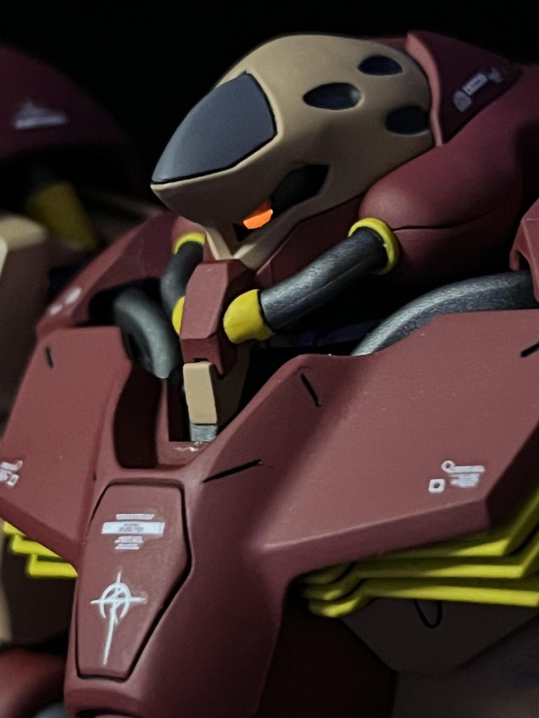 今作の発光箇所モノアイとライフルのサイトに蛍光レッド(クリアータイプ)を塗ったH・アイズ1の3と3.5を使用。頭部バルカン部は穴を開けるくらいしても良かったのかなと。