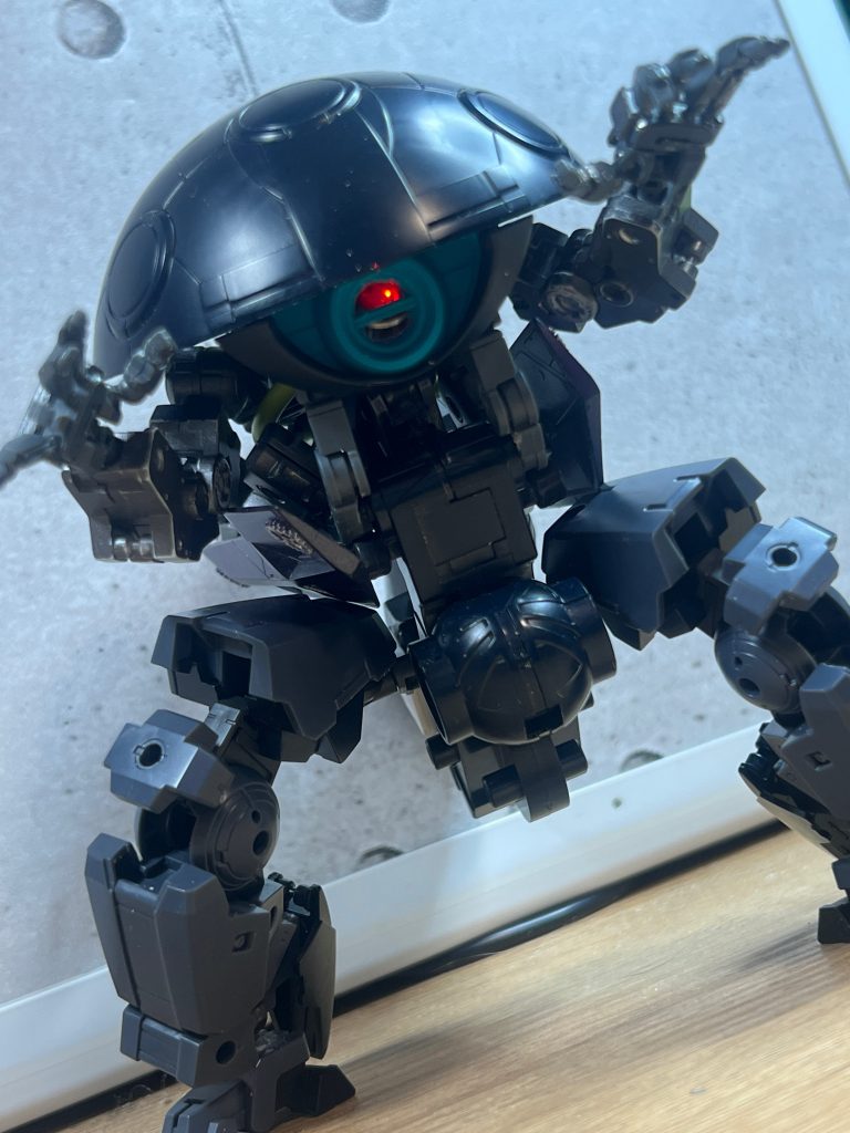 UC19XX年。突如、ネオ熱海シティに飛来した地球征服を目論む謎の機械生命体アクーマ。